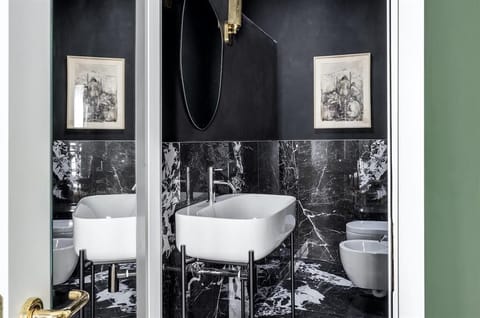 Shower, free toiletries, hair dryer, bidet