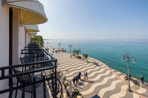 Room, Balcony, Lake View | In-room safe, soundproofing, free WiFi, bed sheets