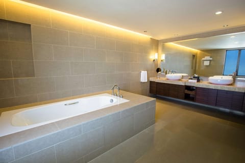 Regency, Executive Suite | Bathroom | Shower, rainfall showerhead, free toiletries, hair dryer