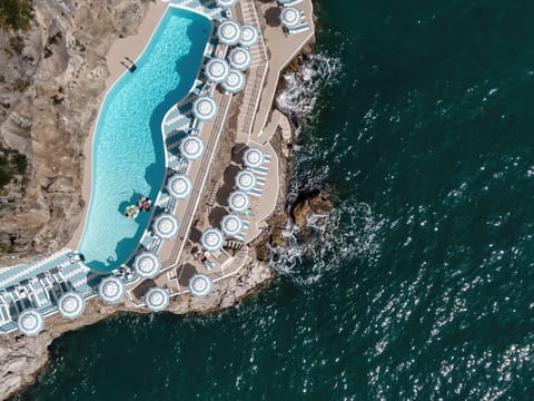 Outdoor pool, pool umbrellas, sun loungers