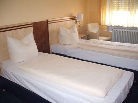 Double Room (Standard) | Hypo-allergenic bedding, minibar, in-room safe, desk