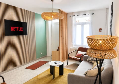 House | Living area | 110-cm Smart TV with digital channels, Netflix, streaming services
