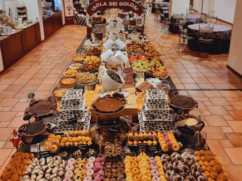 Daily full breakfast (EUR 9 per person)