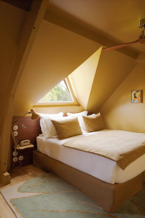 Deluxe Room | In-room safe, iron/ironing board, free WiFi, bed sheets