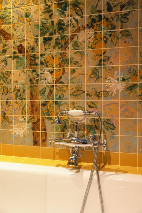 Executive Room | Bathroom | Free toiletries, soap, shampoo, toilet paper