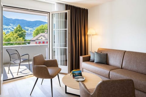 Junior Suite mit Balkon | Living area | 40-inch TV with cable channels