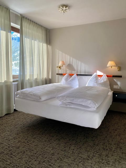 Deluxe Room, Mountain View | Minibar, laptop workspace, free WiFi, bed sheets