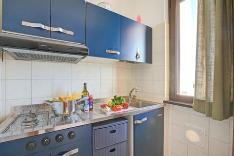 Family Apartment, 1 Bedroom (Casa del Tramonto - with private) | Private kitchen | Fridge, microwave, oven, stovetop