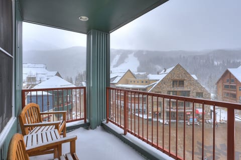 Condo, 2 Bedrooms | Property grounds