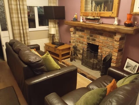 Cottage | Living area | Fireplace