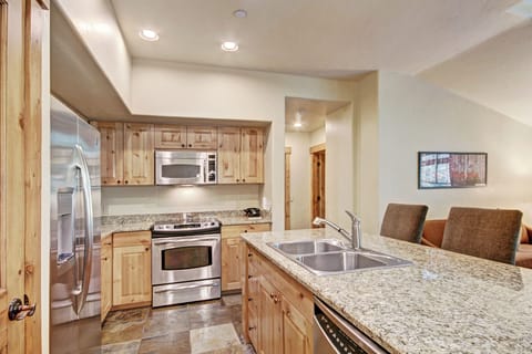 Townhome, 2 Bedrooms | Private kitchen | Fridge, oven, coffee/tea maker, toaster