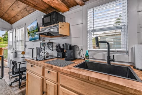 Family Cabin, Mountain View | Private kitchen | Fridge, microwave, stovetop, coffee/tea maker