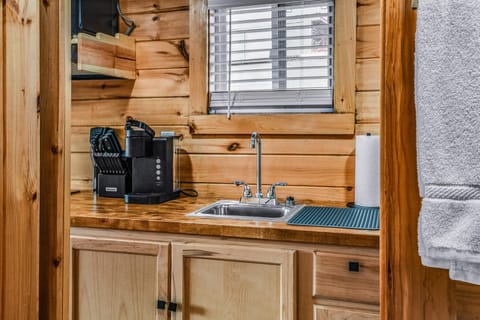 Comfort Cabin, Mountain View | Bathroom | Shower, hair dryer, towels, soap