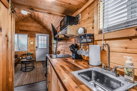Classic Cabin, Garden View | Private kitchen | Fridge, microwave, stovetop, coffee/tea maker