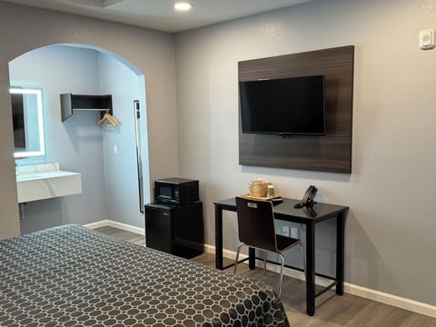 Deluxe Single Room, Non Smoking | Bathroom | Towels, soap, shampoo, toilet paper