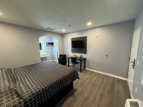 Deluxe Single Room, Non Smoking | Desk, free WiFi, bed sheets