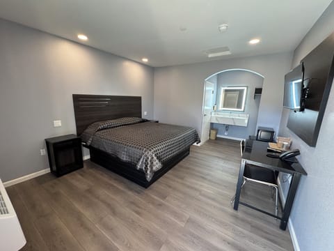 Deluxe Single Room, Non Smoking | Desk, free WiFi, bed sheets
