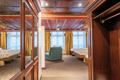 Room for 8 People | Minibar, desk, iron/ironing board, free cribs/infant beds