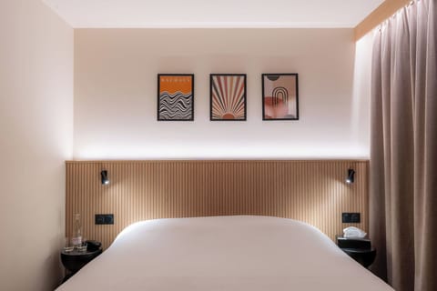 Classic Double or Twin Room | Desk, laptop workspace, blackout drapes, iron/ironing board