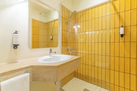 Standard Double or Twin Room | Bathroom | Shower, rainfall showerhead, towels