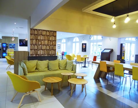 Serves breakfast, lunch, and dinner