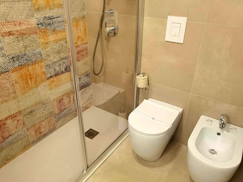 Combined shower/tub, eco-friendly toiletries, hair dryer, slippers