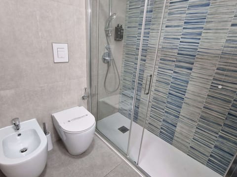 Standard Room, 1 Double Bed, Harbor View | Bathroom | Combined shower/tub, eco-friendly toiletries, hair dryer, slippers