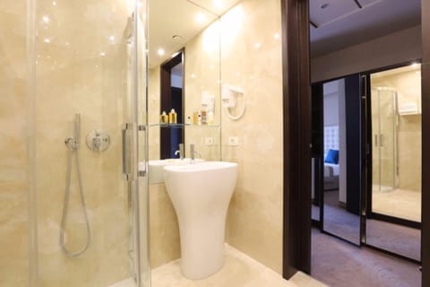 Executive Room, Lake View | Bathroom | Free toiletries, hair dryer, slippers, bidet