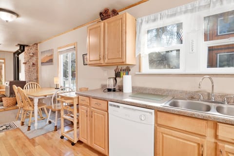 Cabin, Multiple Beds, Hot Tub, Mountain View (2522) | Private kitchen | Coffee/tea maker