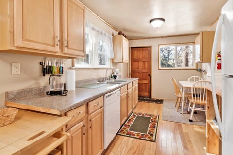Cabin, Multiple Beds, Hot Tub, Mountain View (2522) | Private kitchen | Coffee/tea maker
