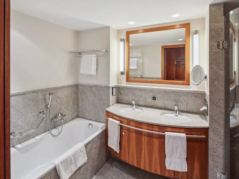 Deluxe Double Room, Mountain View | Bathroom | Free toiletries, hair dryer, towels, soap