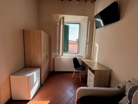 Comfort Double or Twin Room | Desk, blackout drapes, iron/ironing board, free WiFi