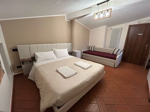 Comfort Double or Twin Room | Desk, blackout drapes, iron/ironing board, free WiFi
