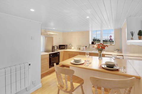 Cottage | In-room dining