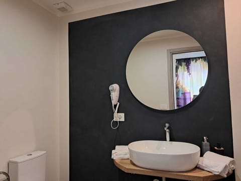 Deluxe Room | Bathroom | Hair dryer, towels, soap, shampoo