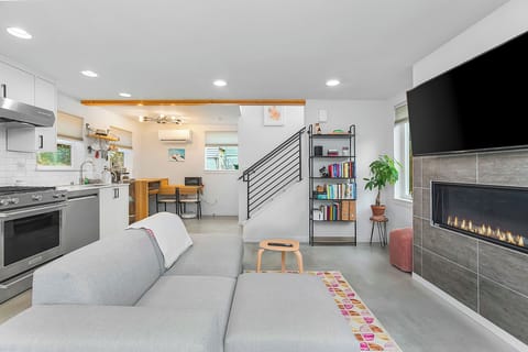 Apartment, 1 Double Bed, Bathtub | Living area | Flat-screen TV