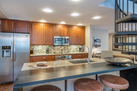 Condo, 3 Bedrooms | Private kitchen