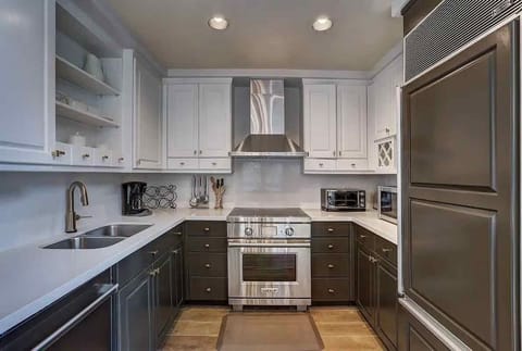 Condo, 4 Bedrooms | Private kitchen