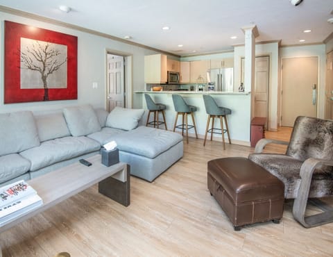 Condo, 2 Bedrooms | Living area