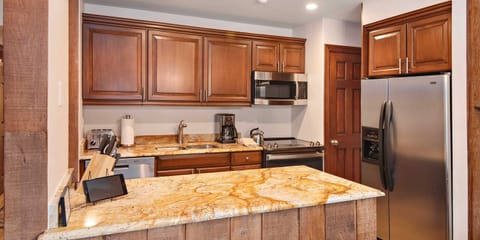 Condo, 3 Bedrooms | Private kitchen