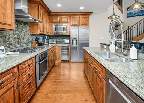 Condo, 4 Bedrooms | Private kitchen
