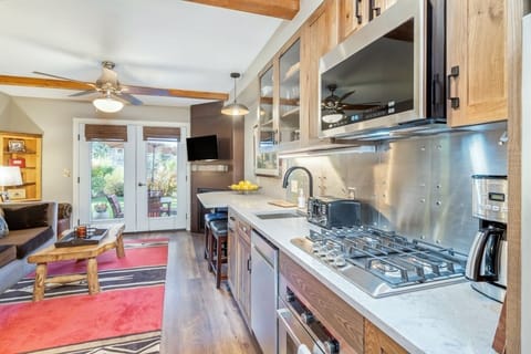 Condo, 1 Bedroom | Private kitchen | Fridge, oven, coffee/tea maker, toaster