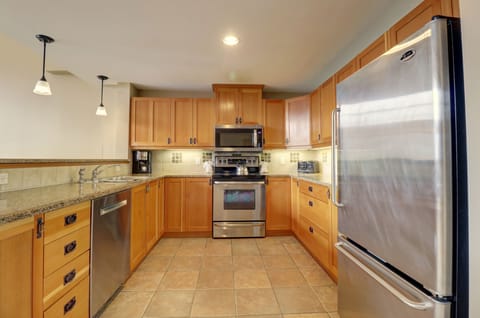 Condo, 3 Bedrooms | Private kitchen | Fridge, oven, coffee/tea maker, toaster