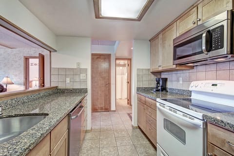 Condo, 2 Bedrooms | Private kitchen