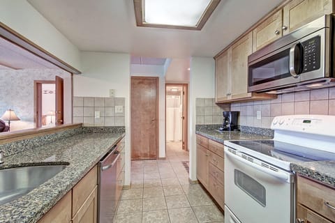 Condo, 1 Bedroom | Private kitchen