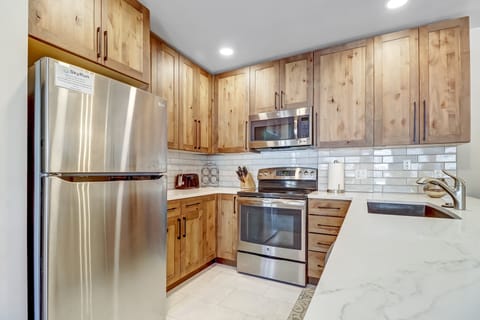 Condo, 2 Bedrooms | Private kitchen