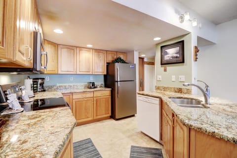 Condo, 3 Bedrooms | Private kitchen