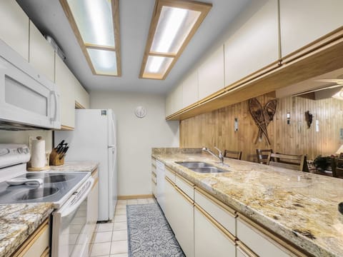 Condo, 2 Bedrooms | Private kitchen