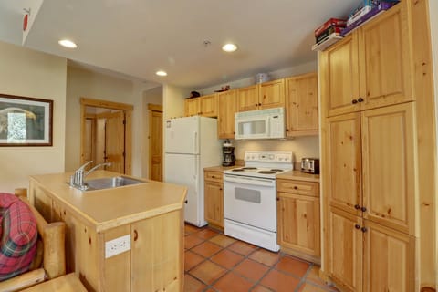 Condo, 2 Bedrooms | Private kitchen