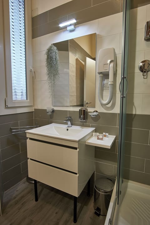 Comfort Apartment, 1 Queen Bed with Sofa bed | Bathroom | Shower, hair dryer, towels, soap